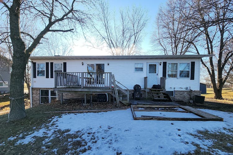 1002 South Andrew Dr NE New London, MN 56273, Kandiyohi County