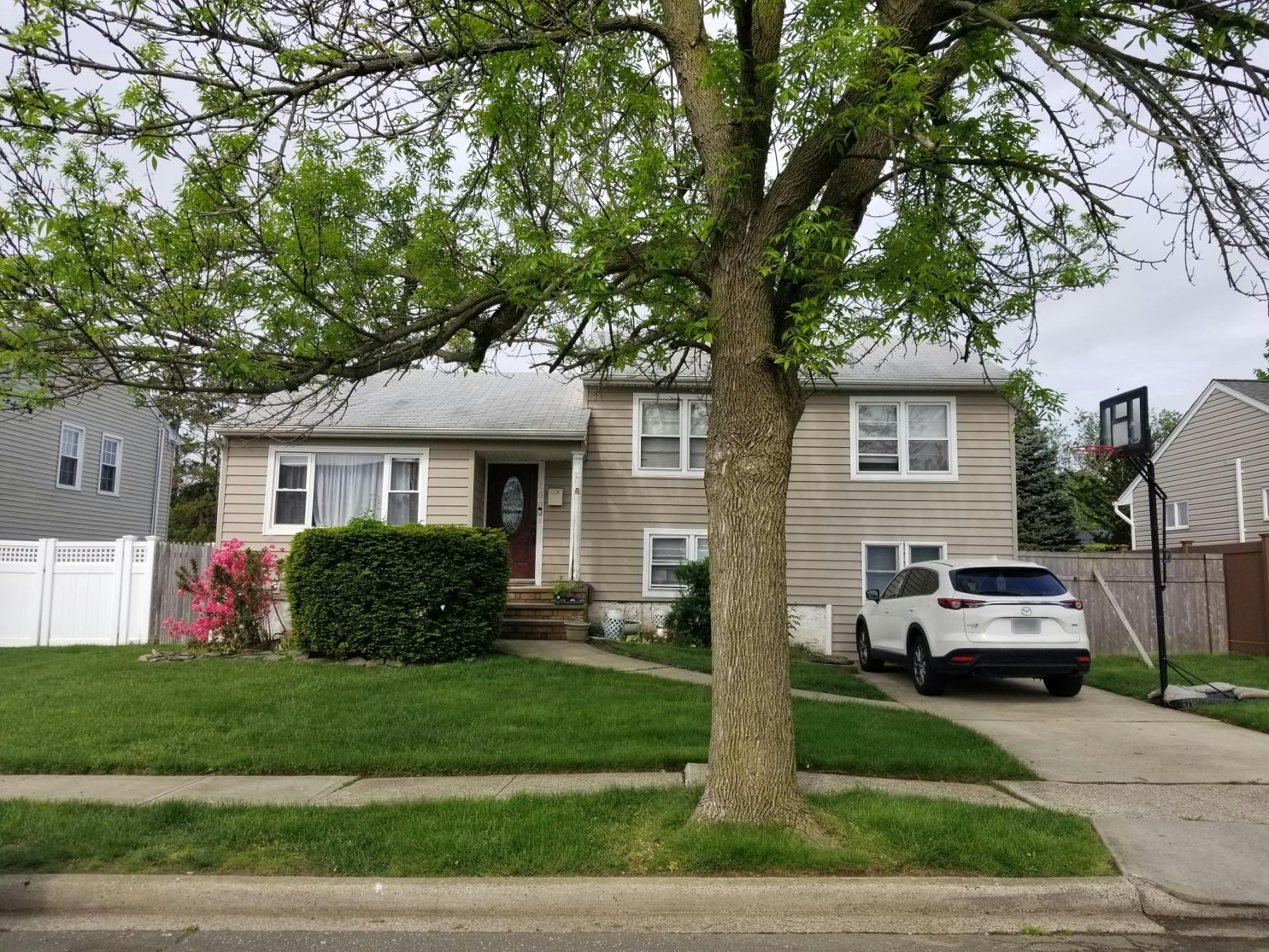 Hemlock Dr, Farmingdale, NY 11735 #1