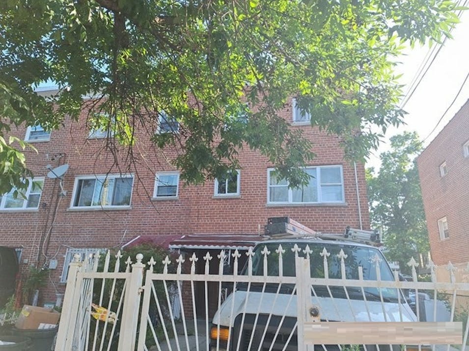 1037 East 219th Street Bronx, NY 10469, Bronx County