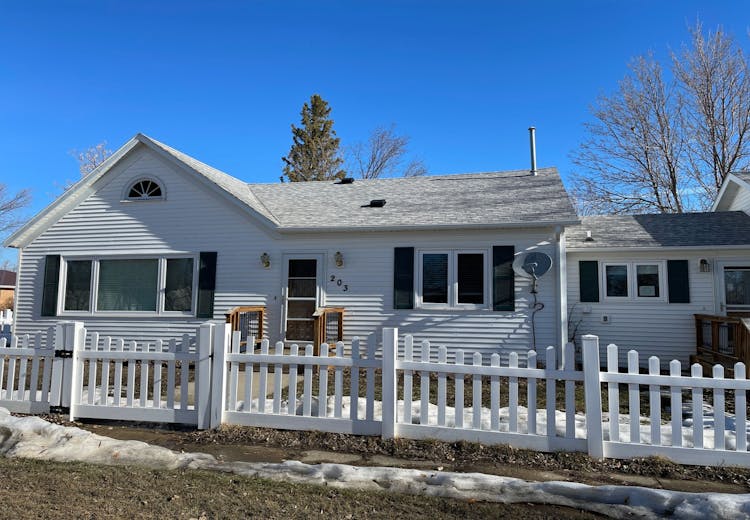 203 Central Ave E, Crosby, ND, 58730, USA