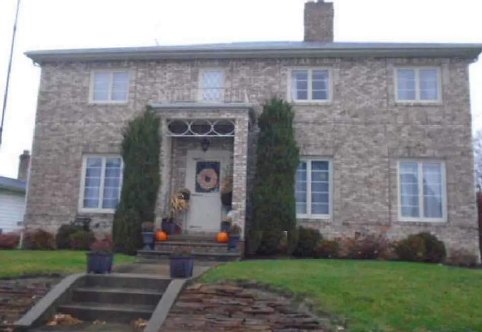 303 W Broad St Louisville, OH 44641, Stark County