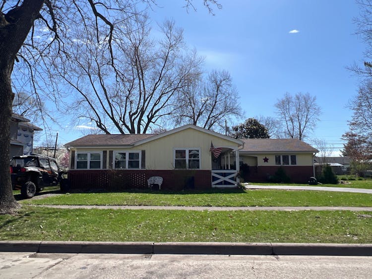324 East 4th Street Flora, IL 62839, Clay County