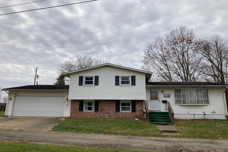 220 W 11th St Uhrichsville, OH 44683, Tuscarawas County