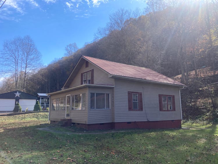 6673 Upper Johns Creek Kimper, KY 41539, Pike County