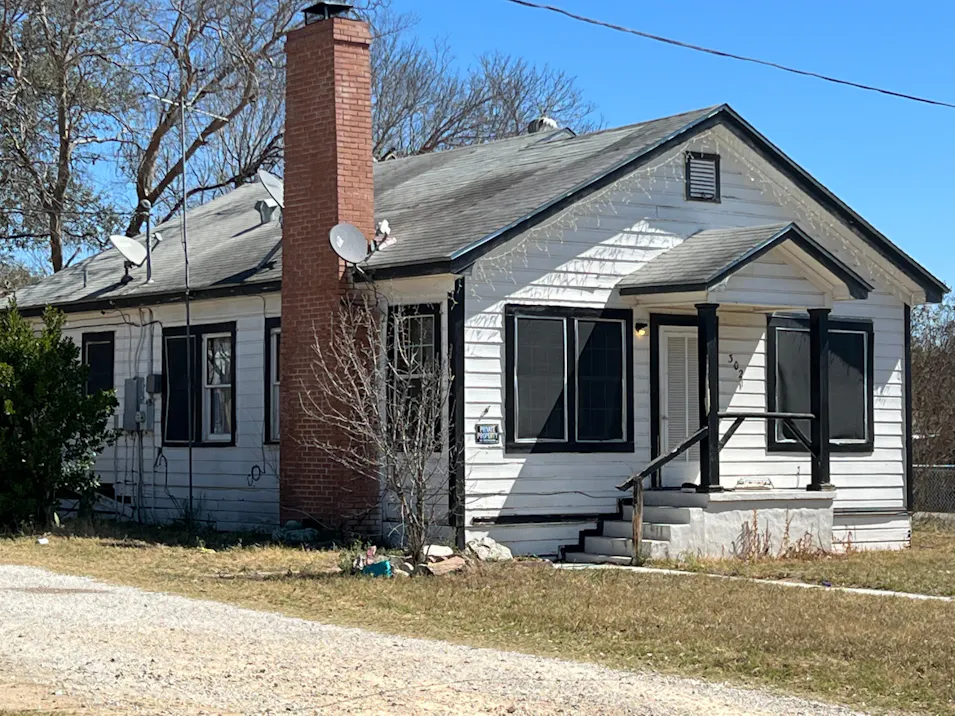 302 W Moore Ave Devine, TX 78016, Medina County