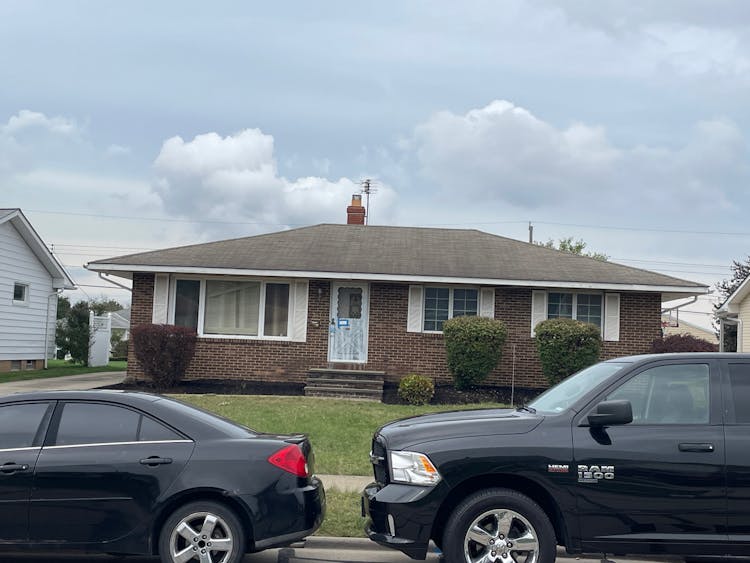 361 E Parkleigh Drive Seven Hills, OH 44131, Cuyahoga County