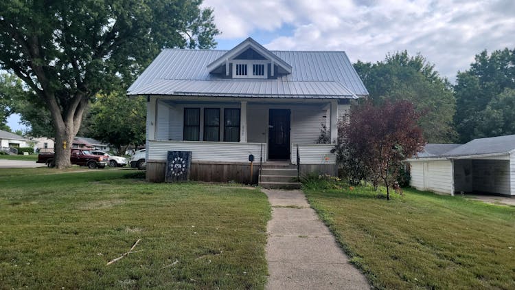 808 Ring St. Mapleton, IA 51034-1321, Monona County