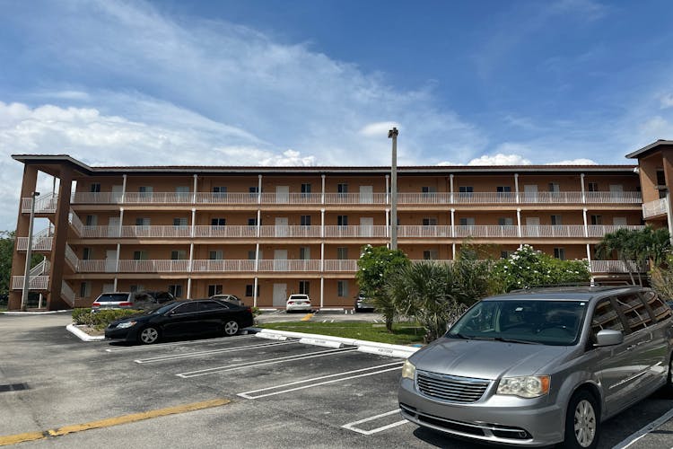 17000 NW 67th Ave 420, Hialeah, FL, 33015, USA