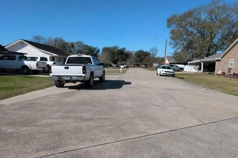 Paula St, Saint Amant, LA 70774