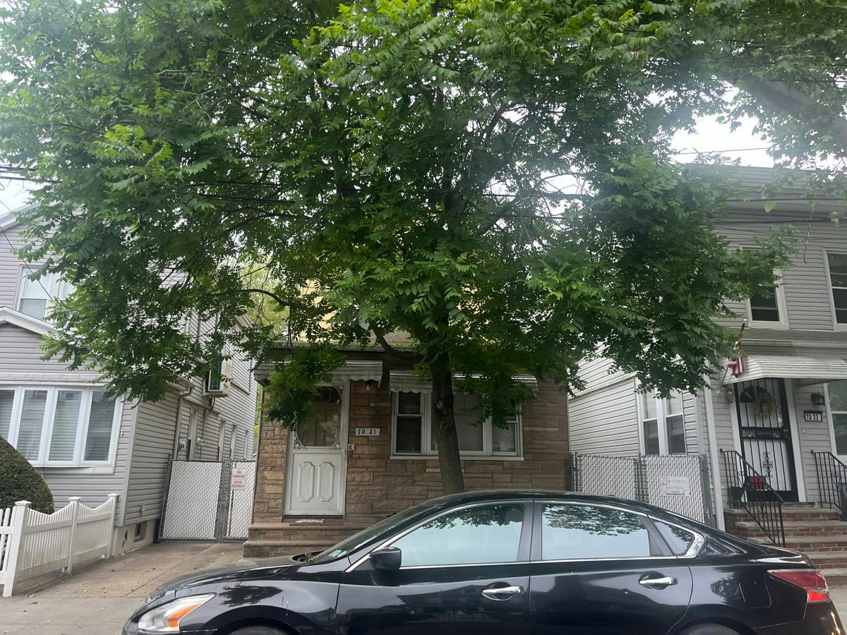 71st Pl, Glendale, NY 11385