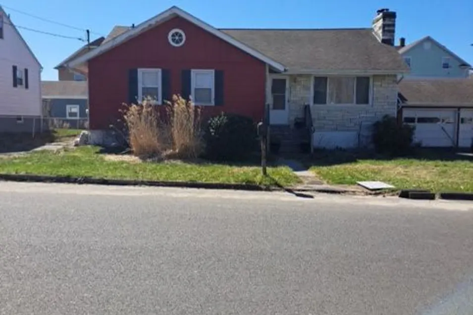 83 Bennett Ave Waterbury, CT 06708, New Haven County