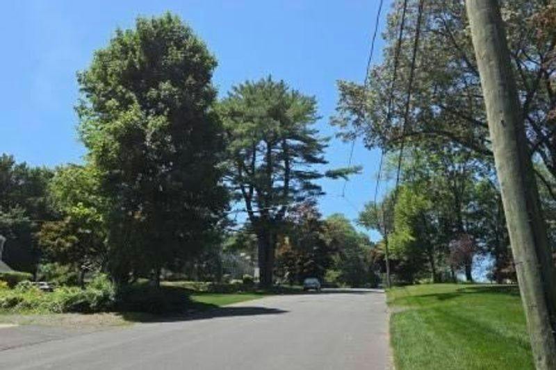 Mountain Dr, New Britain, CT 06052