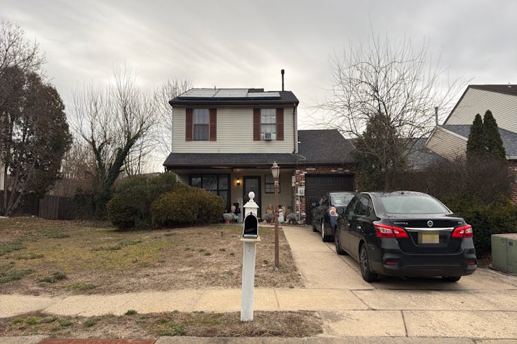 8 Hathaway Dr Sicklerville, NJ 08081, Camden County