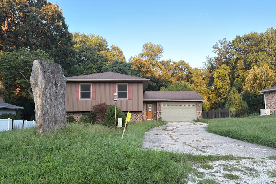 1038n Country Ln Peoria, IL 61604, Peoria County