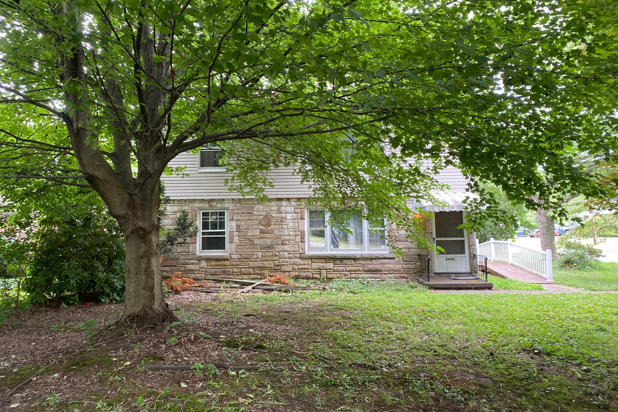 2442 E Market St, Akron, OH, 44312, USA