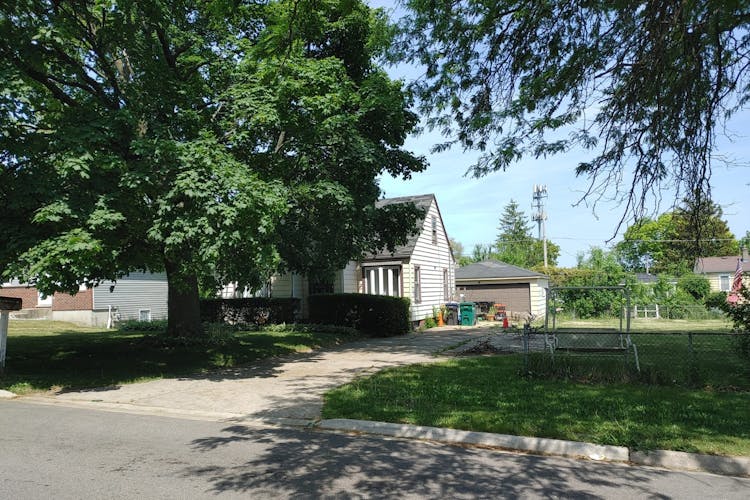 27 N Pioneer Rd Waukegan, IL 60085, Lake County