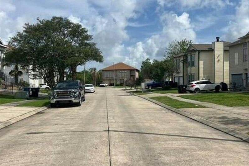New England Dr, New Orleans, LA 70129
