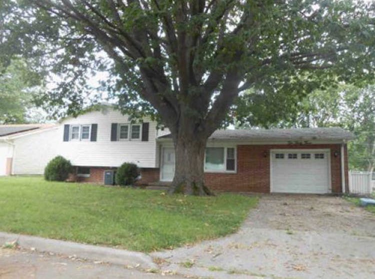 1033 N State St Lincoln, IL 62656, Logan County
