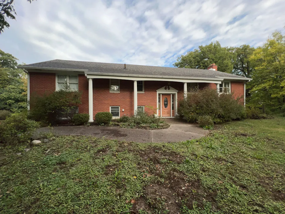 235 19th Ave. East Moline, IL 61244, Rock Island County