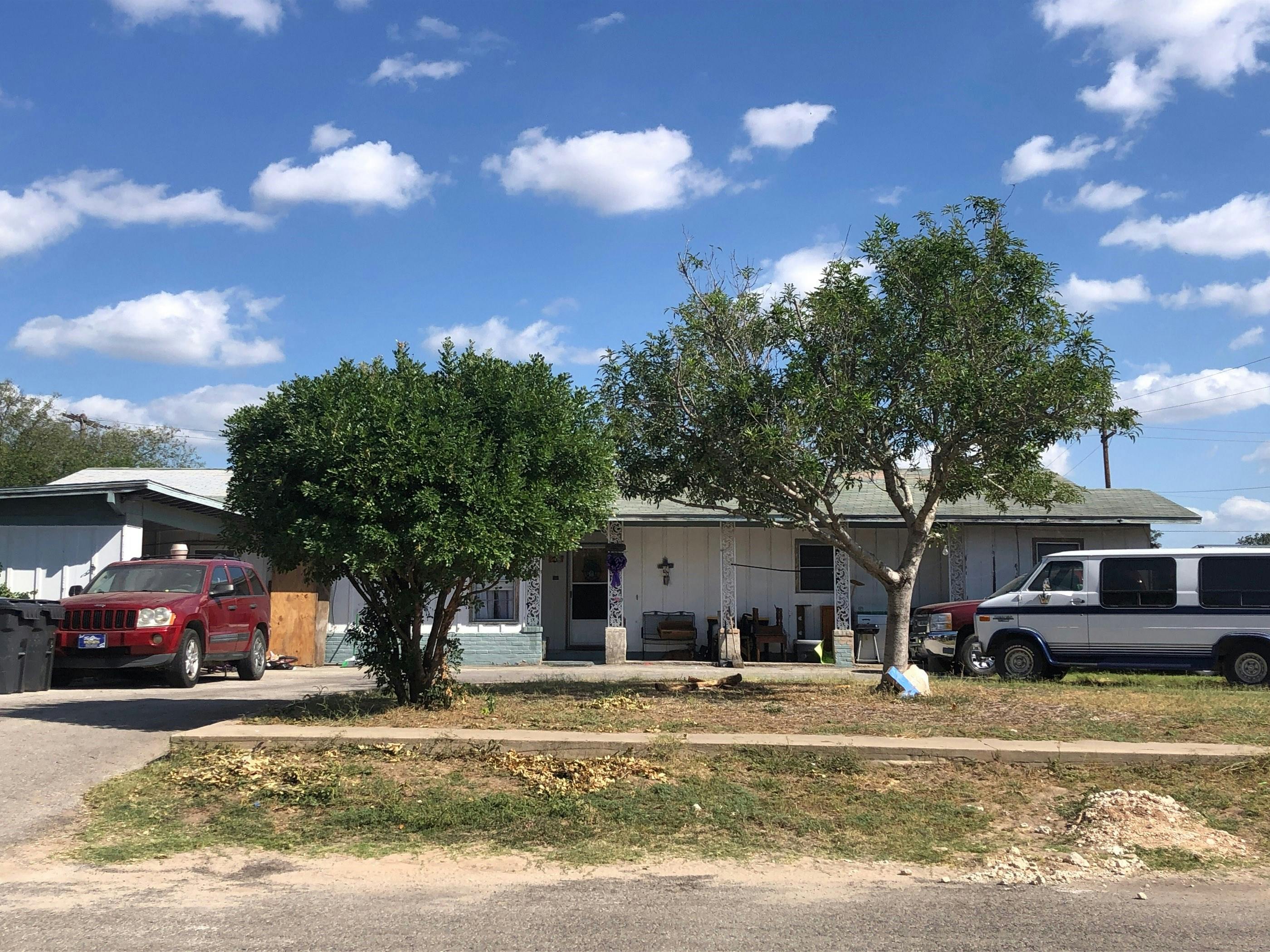 11th St, Carrizo Springs, TX 78834