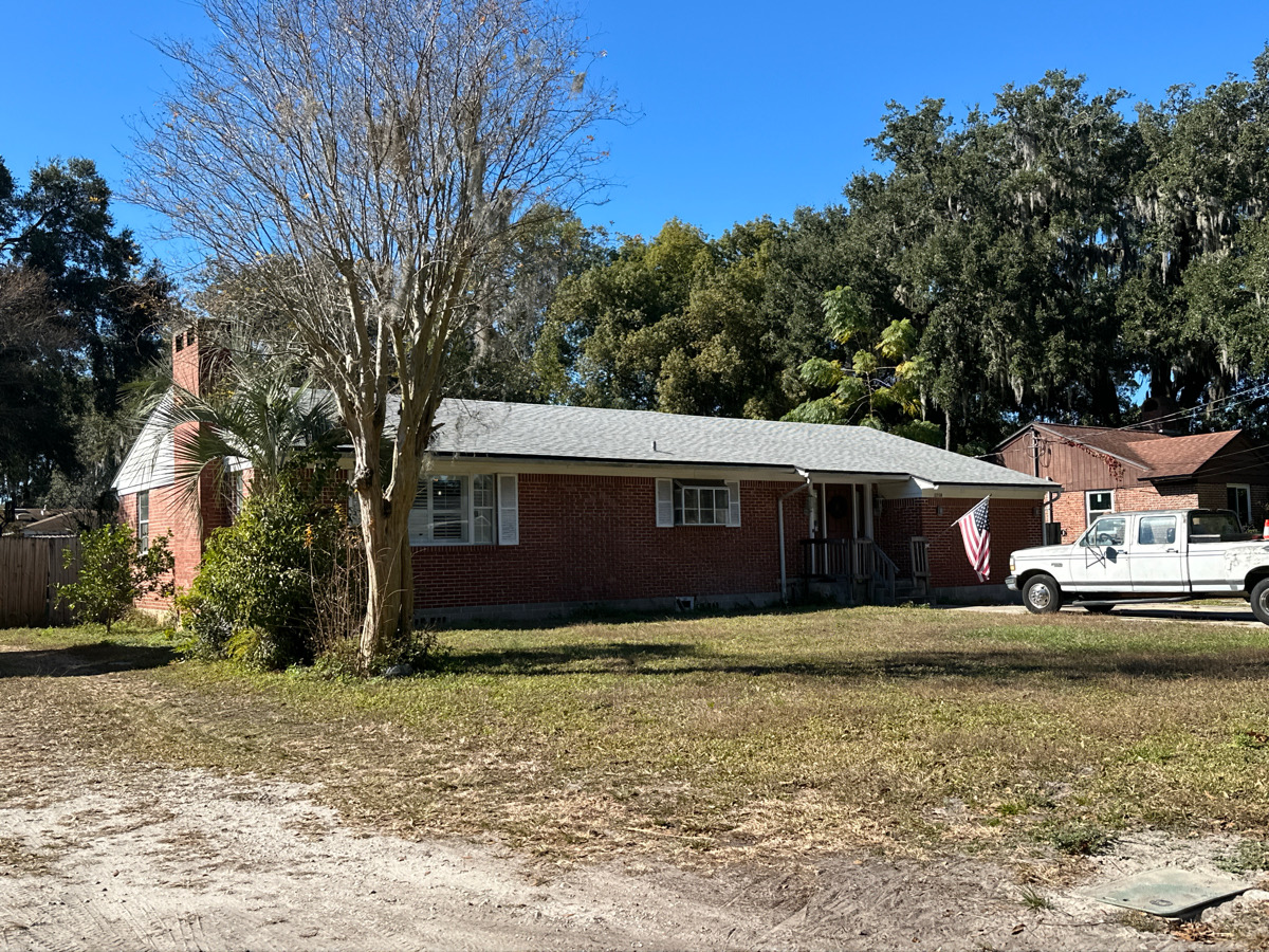 1710 Valencia Dr photo 3