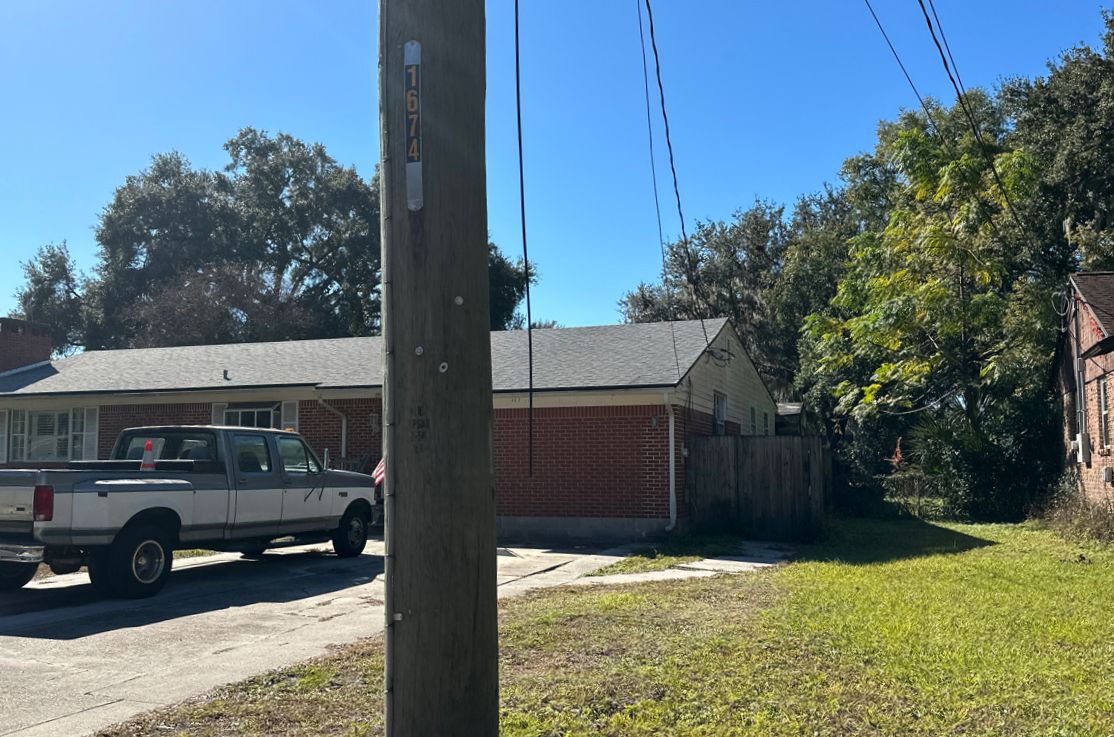 1710 Valencia Dr photo 2