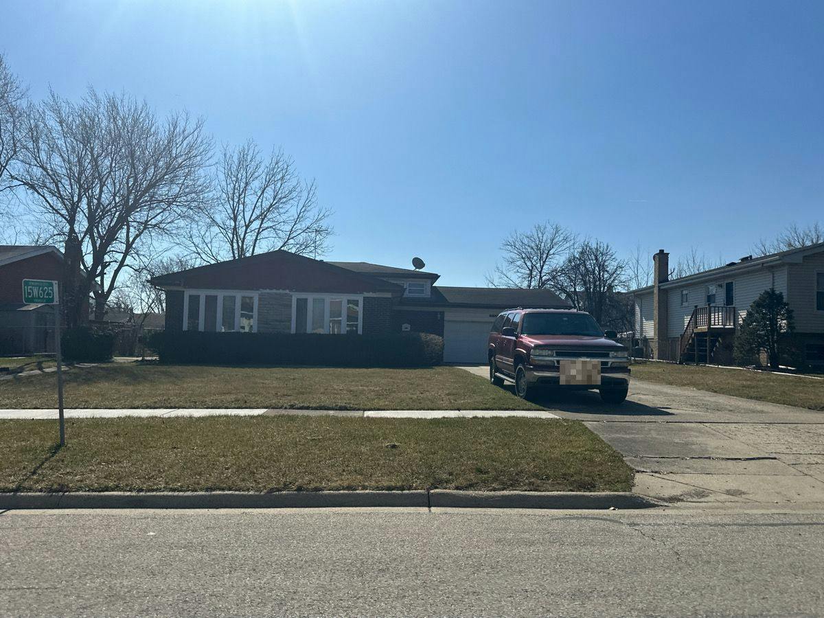 Virginia Ln, Elmhurst, IL 60126