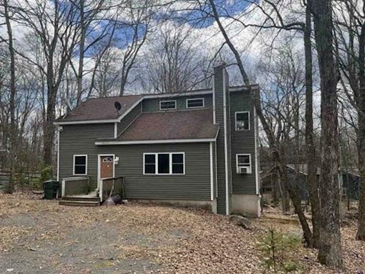 605 Forest Dr Hawley, PA 18428, Pike County