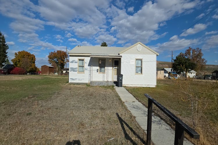 417 Columbia Ave Bridgeport, WA 98813, Douglas County