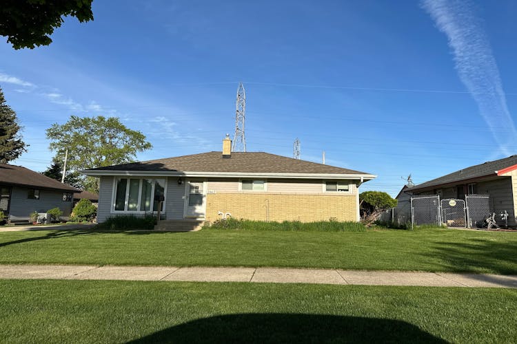 2867 S 99th St, West Allis, WI, 53227, USA