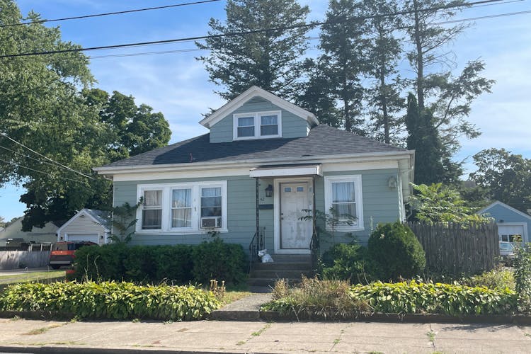 42 Grosvenor Avenue Pawtucket, RI 02860, Providence County