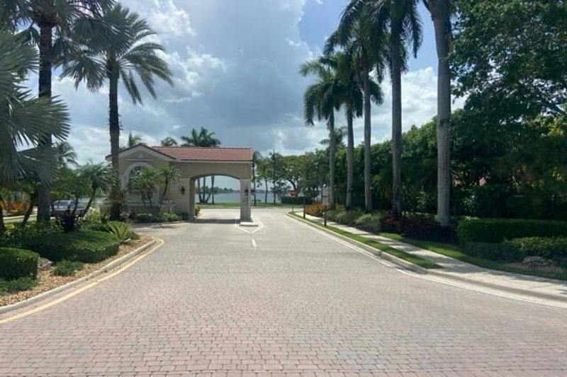 23rd St, Pembroke Pines, FL 33029
