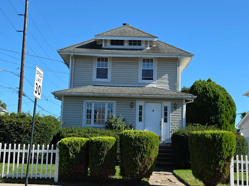 350 Rochelle Ave