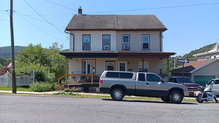 27 W 2nd St Jim Thorpe, PA 18229, Carbon County