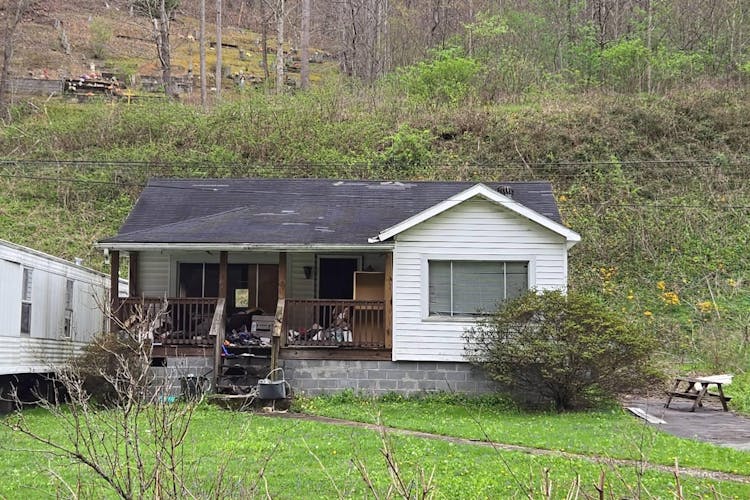 1625 Allegheny Rd, Hellier, KY, 41534, USA