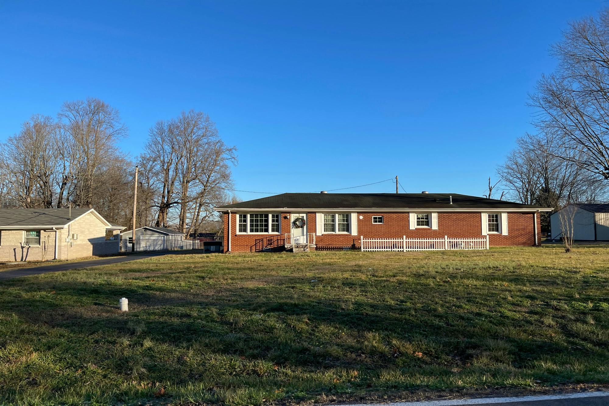 Due West Cir, Lafayette, TN 37083