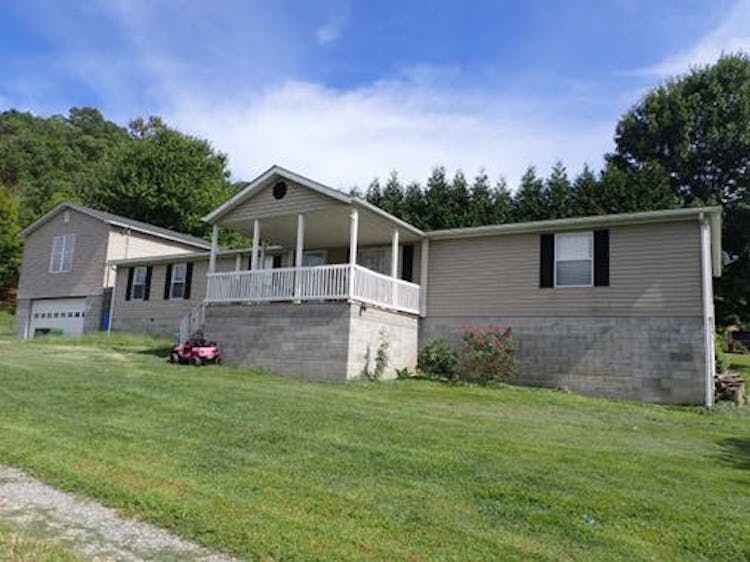 54 Sprout St Clear Fork, WV 24822, Wyoming County