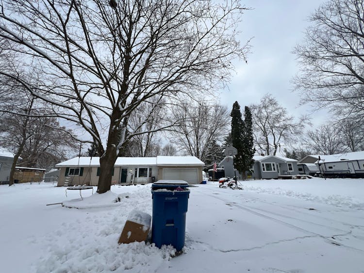 6166 Van Syckle Ave Waterford, MI 48329, Oakland County