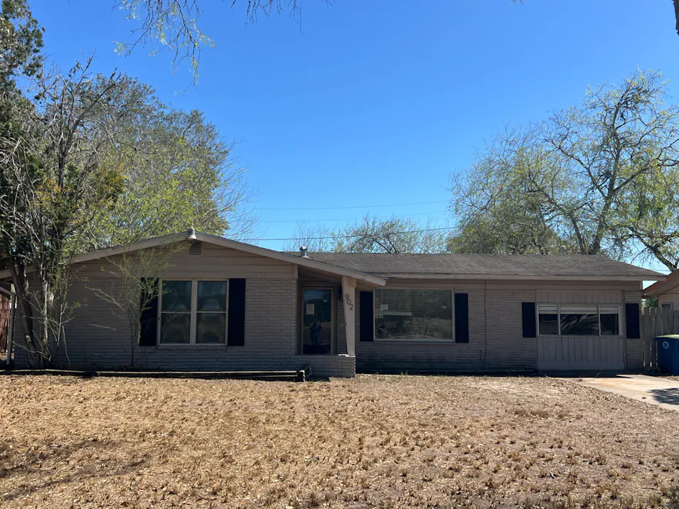 902 E Crockett St Beeville, TX 78102, Bee County