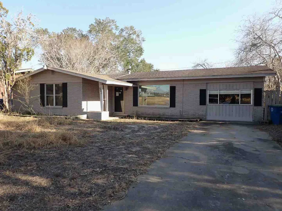 902 E Crockett St Beeville, TX 78102, Bee County