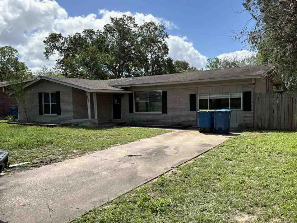 902 E Crockett St Beeville, TX 78102, Bee County