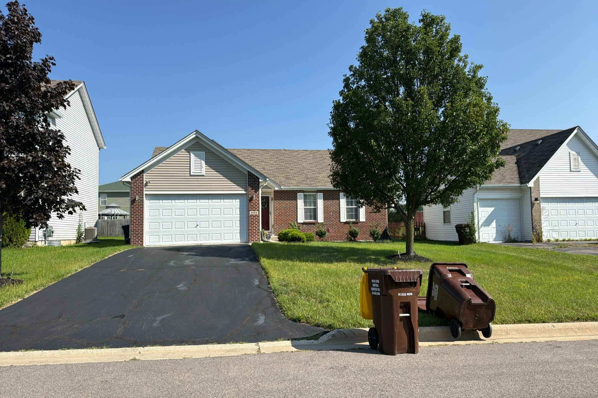 Warwickshire Dr, Machesney Park, IL 61115