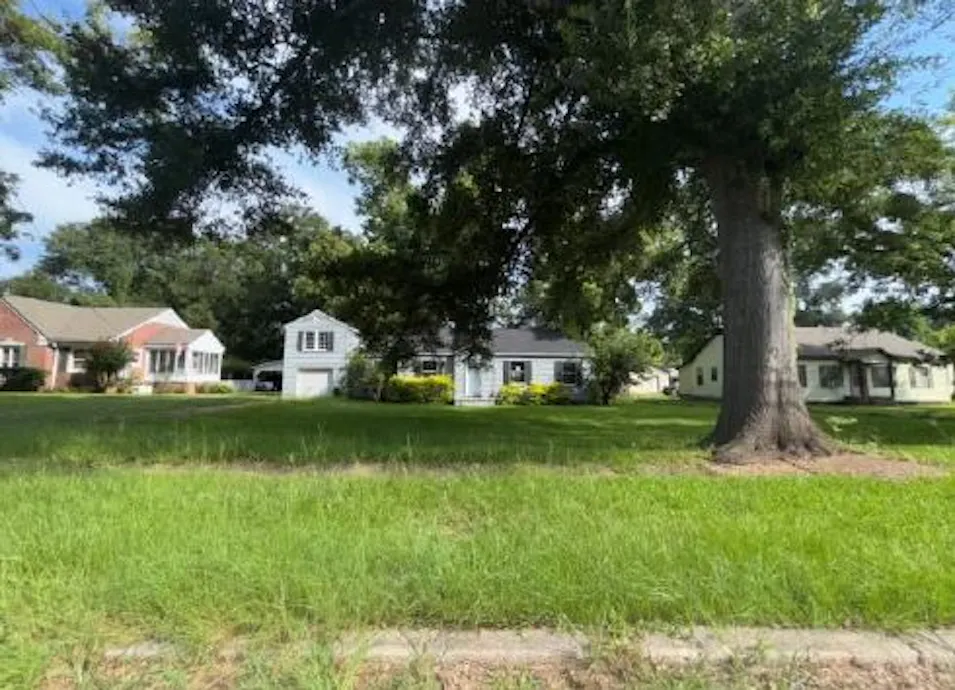 213 E Madison St Bolton, MS 39041, Hinds County