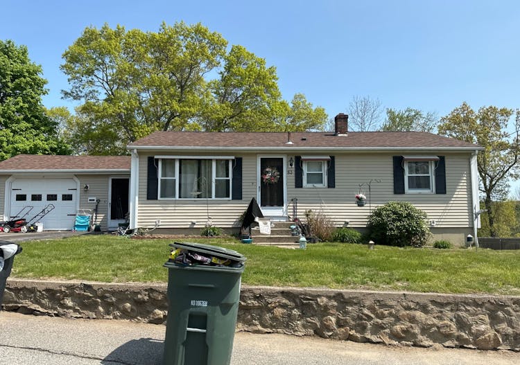 83 Howard Ave, Coventry, RI, 02816, USA