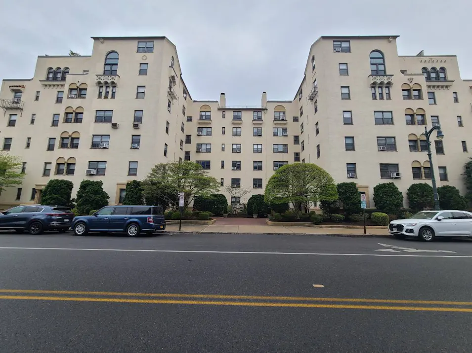 17 N Chatsworth Ave 1d Larchmont Ny 10538 Aka 17 North Chatsworth Ave. 1d Larchmont, NY 10538, Westchester County