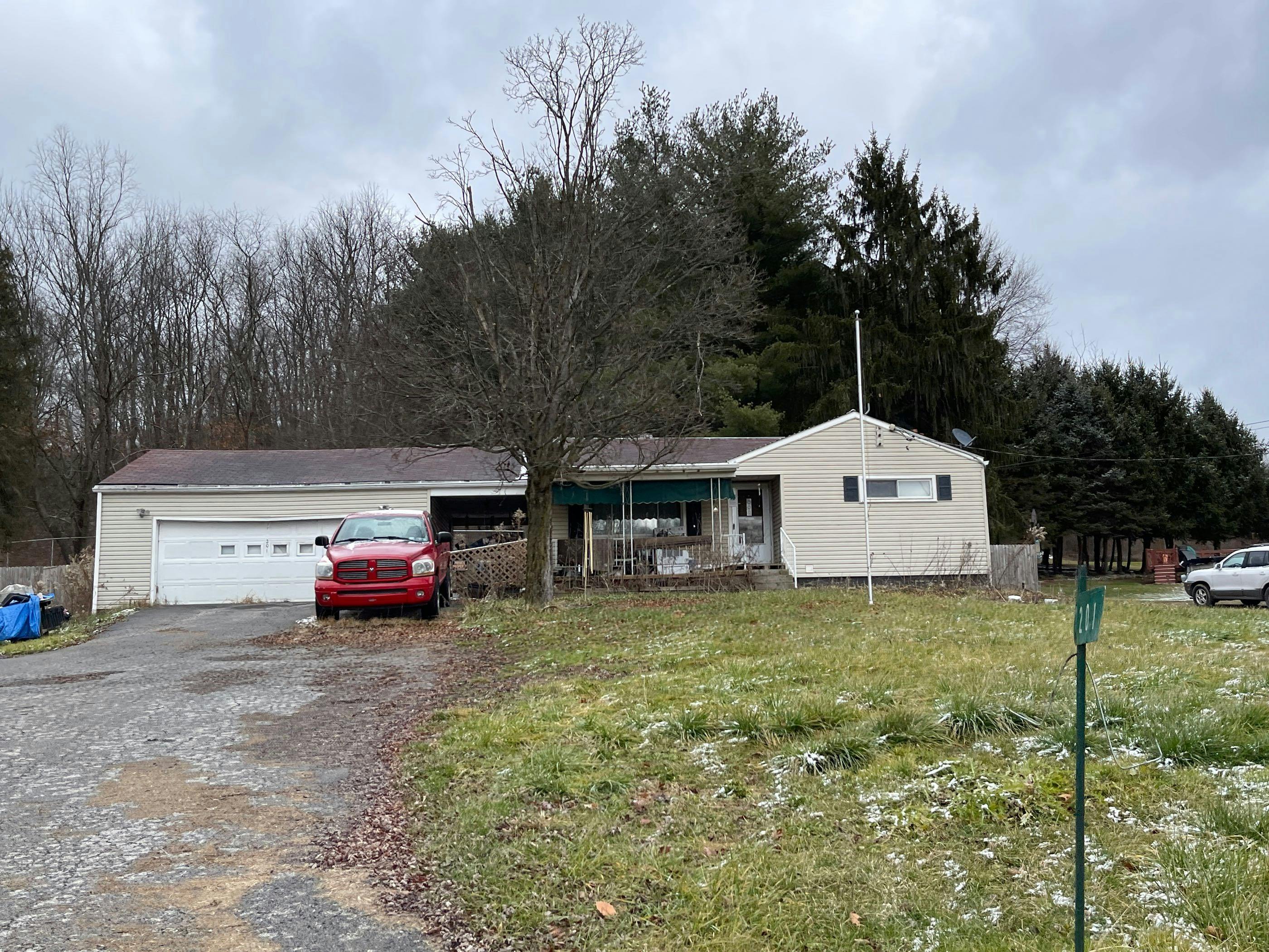 Glen Eden Rd, Rochester, PA 15074