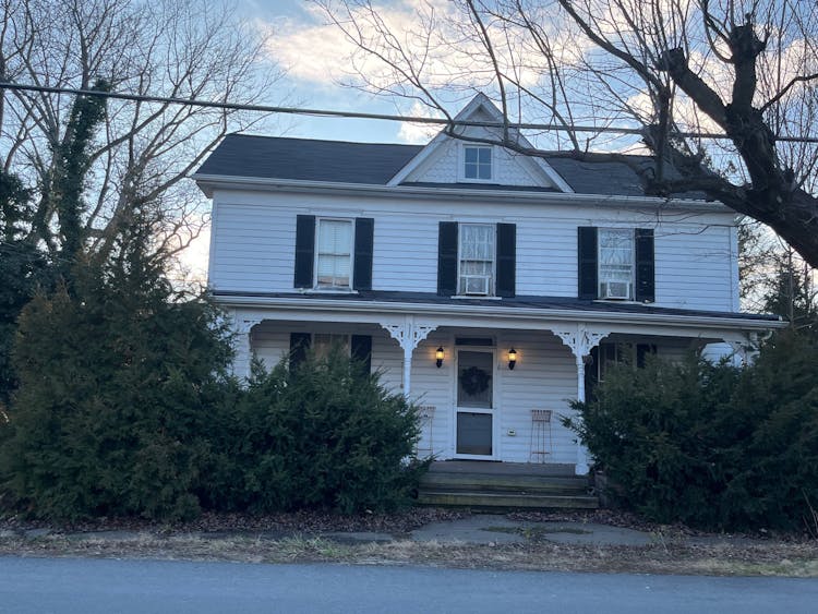 6 E Broad Way, Lovettsville, VA, 20180, USA