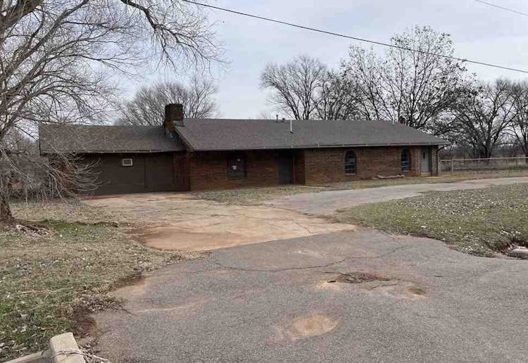 208 3rd St Sayre, OK 73662, Beckham County