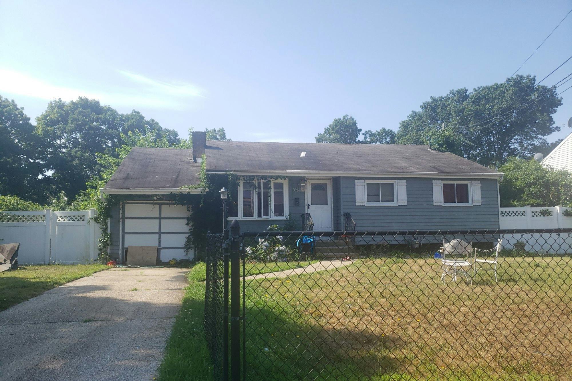 50 W Willow St, Brentwood, NY, 11717, USA