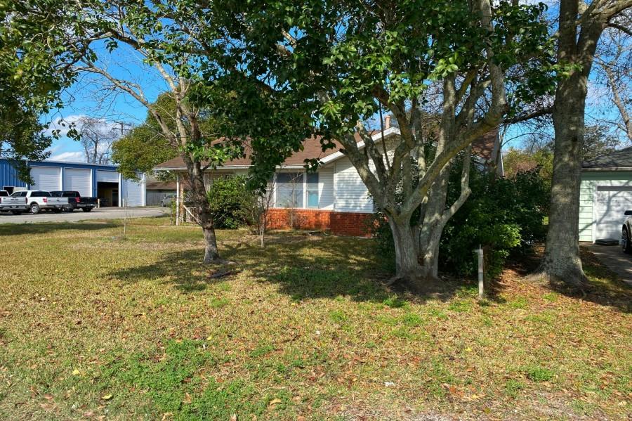 Main Ave, Groves, TX 77619 #1
